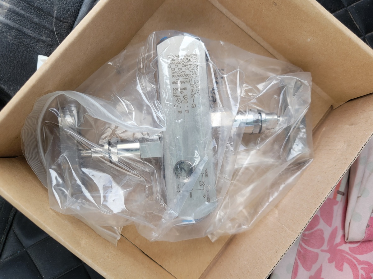 Клапан манометрический DK-Lok V46V2-F-8N-S