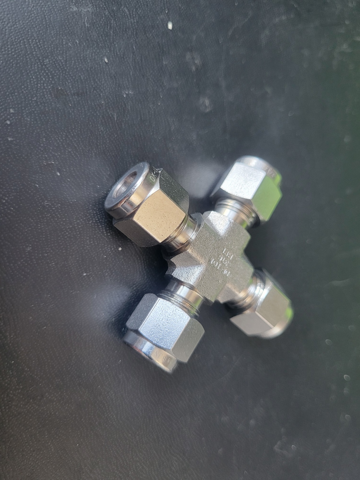Крестовина DK-Lok DX-6M-SA